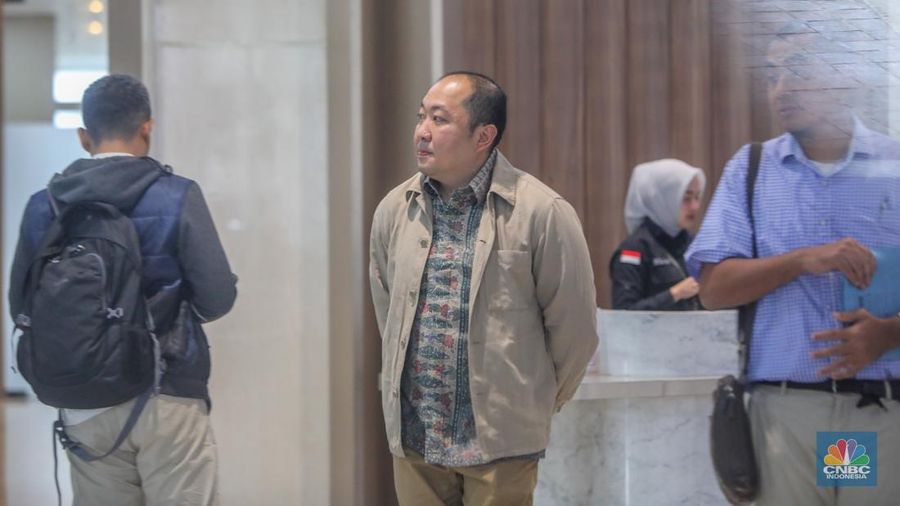 Direktur Utama PT Sri Rejeki Isman Tbk. (2005-2022) atau Sritex, Iwan Kurniawan Lukminto tiba di Gedung Pidsus, Kejaksaan Agung (Kejagung), Jakarta, Selasa (10/6/2025). Direktur Utama PT Sri Rejeki Isman Tbk. (2005-2022) atau Sritex, Iwan Kurniawan Lukminto tiba di Gedung Pidsus, Kejaksaan Agung (Kejagung), Jakarta, Selasa (10/6/2025). (CNBC Indonesia/Faisal Rahman)