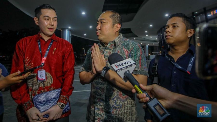 Direktur Utama PT Sri Rejeki Isman Tbk atau (Sritex) periode 2005-2022, Iwan Kurniawan Lukminto menyampaikan keterengan pers usai menjalani pemeriksaan di Gedung Kejaksaan Agung, Jakarta, Selasa (10/6/2025). (CNBC Indonesia/Faisal Rahman) Direktur Utama PT Sri Rejeki Isman Tbk atau (Sritex) periode 2005-2022, Iwan Kurniawan Lukminto menyampaikan keterengan pers usai menjalani pemeriksaan di Gedung Kejaksaan Agung, Jakarta, Selasa (10/6/2025). (CNBC Indonesia/Faisal Rahman)