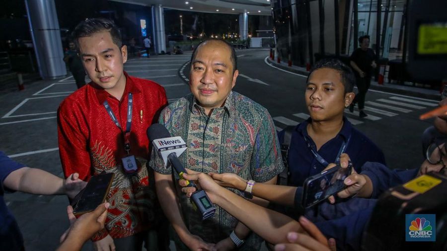 Direktur Utama PT Sri Rejeki Isman Tbk atau (Sritex) periode 2005-2022, Iwan Kurniawan Lukminto menyampaikan keterengan pers usai menjalani pemeriksaan di Gedung Kejaksaan Agung, Jakarta, Selasa (10/6/2025). (CNBC Indonesia/Faisal Rahman)