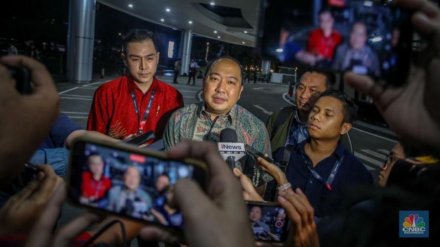 Direktur Utama PT Sri Rejeki Isman Tbk atau (Sritex) periode 2005-2022, Iwan Kurniawan Lukminto menyampaikan keterengan pers usai menjalani pemeriksaan di Gedung Kejaksaan Agung, Jakarta, Selasa (10/6/2025). (CNBC Indonesia/Faisal Rahman) Direktur Utama PT Sri Rejeki Isman Tbk atau (Sritex) periode 2005-2022, Iwan Kurniawan Lukminto menyampaikan keterengan pers usai menjalani pemeriksaan di Gedung Kejaksaan Agung, Jakarta, Selasa (10/6/2025). (CNBC Indonesia/Faisal Rahman)