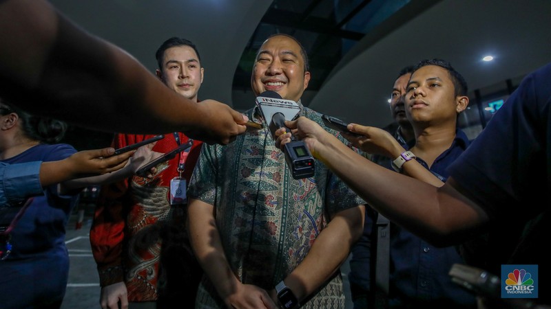 Direktur Utama PT Sri Rejeki Isman Tbk atau (Sritex) periode 2005-2022, Iwan Kurniawan Lukminto menyampaikan keterengan pers usai menjalani pemeriksaan di Gedung Kejaksaan Agung, Jakarta, Selasa (10/6/2025). (CNBC Indonesia/Faisal Rahman) Direktur Utama PT Sri Rejeki Isman Tbk atau (Sritex) periode 2005-2022, Iwan Kurniawan Lukminto menyampaikan keterengan pers usai menjalani pemeriksaan di Gedung Kejaksaan Agung, Jakarta, Selasa (10/6/2025). (CNBC Indonesia/Faisal Rahman)