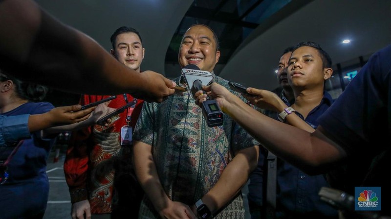 Direktur Utama PT Sri Rejeki Isman Tbk atau (Sritex) periode 2005-2022, Iwan Kurniawan Lukminto menyampaikan keterengan pers usai menjalani pemeriksaan di Gedung Kejaksaan Agung, Jakarta, Selasa (10/6/2025). (CNBC Indonesia/Faisal Rahman)