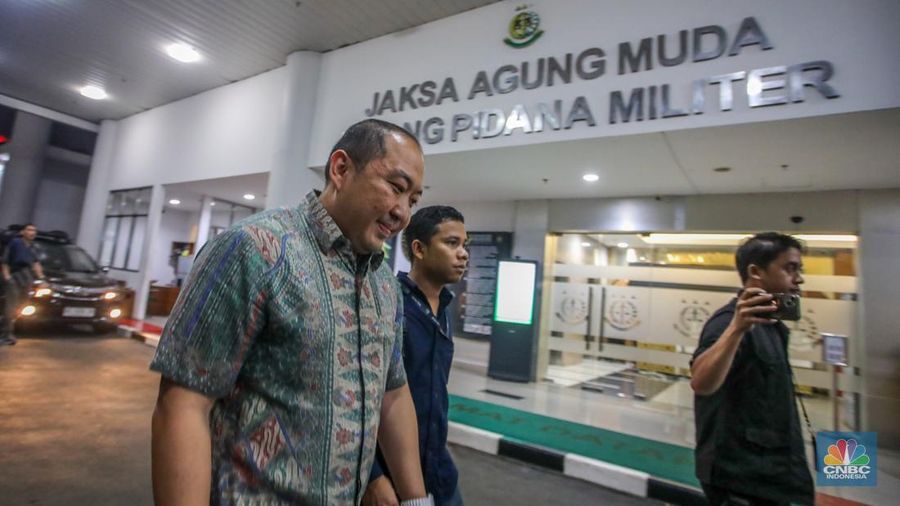 Direktur Utama PT Sri Rejeki Isman Tbk atau (Sritex) periode 2005-2022, Iwan Kurniawan Lukminto menyampaikan keterengan pers usai menjalani pemeriksaan di Gedung Kejaksaan Agung, Jakarta, Selasa (10/6/2025). (CNBC Indonesia/Faisal Rahman)