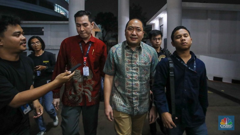 Direktur Utama PT Sri Rejeki Isman Tbk atau (Sritex) periode 2005-2022, Iwan Kurniawan Lukminto menyampaikan keterengan pers usai menjalani pemeriksaan di Gedung Kejaksaan Agung, Jakarta, Selasa (10/6/2025). (CNBC Indonesia/Faisal Rahman) Direktur Utama PT Sri Rejeki Isman Tbk atau (Sritex) periode 2005-2022, Iwan Kurniawan Lukminto menyampaikan keterengan pers usai menjalani pemeriksaan di Gedung Kejaksaan Agung, Jakarta, Selasa (10/6/2025). (CNBC Indonesia/Faisal Rahman)