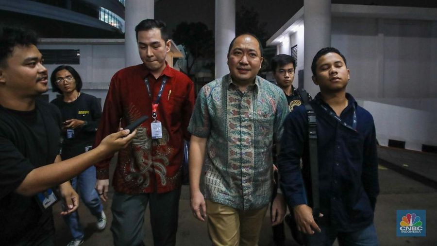 Direktur Utama PT Sri Rejeki Isman Tbk atau (Sritex) periode 2005-2022, Iwan Kurniawan Lukminto menyampaikan keterengan pers usai menjalani pemeriksaan di Gedung Kejaksaan Agung, Jakarta, Selasa (10/6/2025). (CNBC Indonesia/Faisal Rahman)
