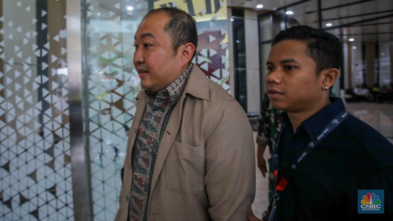 Direktur Utama PT Sri Rejeki Isman Tbk. (2005-2022) atau Sritex, Iwan Kurniawan Lukminto tiba di Gedung Pidsus, Kejaksaan Agung (Kejagung), Jakarta, Selasa (10/6/2025). Direktur Utama PT Sri Rejeki Isman Tbk. (2005-2022) atau Sritex, Iwan Kurniawan Lukminto tiba di Gedung Pidsus, Kejaksaan Agung (Kejagung), Jakarta, Selasa (10/6/2025). (CNBC Indonesia/Faisal Rahman)