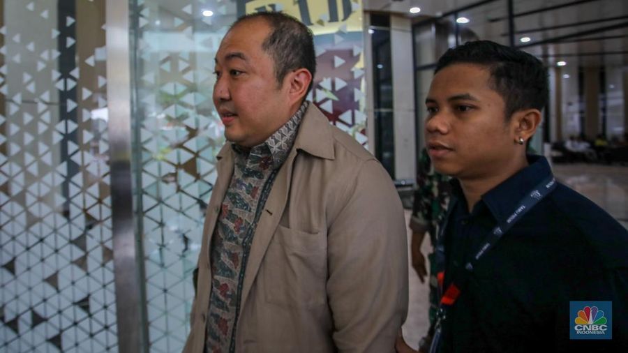 Direktur Utama PT Sri Rejeki Isman Tbk. (2005-2022) atau Sritex, Iwan Kurniawan Lukminto tiba di Gedung Pidsus, Kejaksaan Agung (Kejagung), Jakarta, Selasa (10/6/2025). Direktur Utama PT Sri Rejeki Isman Tbk. (2005-2022) atau Sritex, Iwan Kurniawan Lukminto tiba di Gedung Pidsus, Kejaksaan Agung (Kejagung), Jakarta, Selasa (10/6/2025). (CNBC Indonesia/Faisal Rahman)
