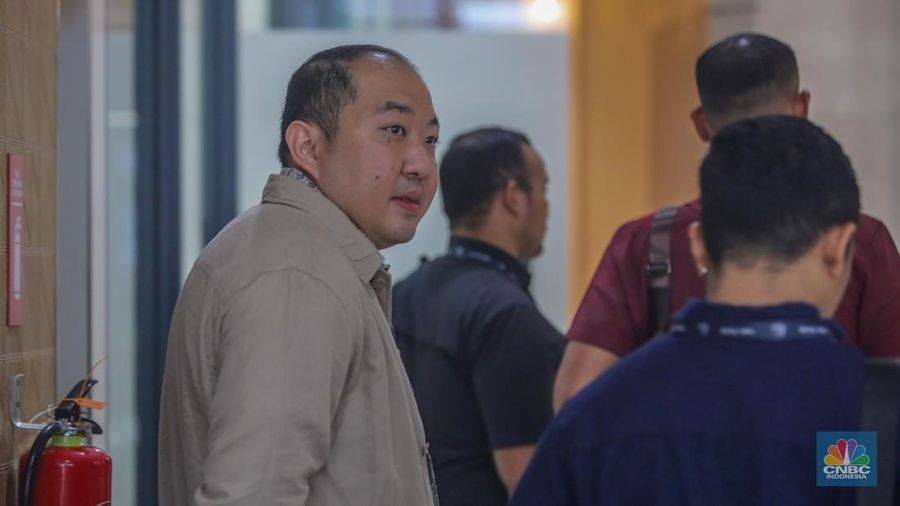 Direktur Utama PT Sri Rejeki Isman Tbk. (2005-2022) atau Sritex, Iwan Kurniawan Lukminto tiba di Gedung Pidsus, Kejaksaan Agung (Kejagung), Jakarta, Selasa (10/6/2025). Direktur Utama PT Sri Rejeki Isman Tbk. (2005-2022) atau Sritex, Iwan Kurniawan Lukminto tiba di Gedung Pidsus, Kejaksaan Agung (Kejagung), Jakarta, Selasa (10/6/2025). (CNBC Indonesia/Faisal Rahman)