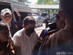 Eks Kapolres Ngada Tersangka Pencabulan Dikawal Ketat di Kejari Kupang