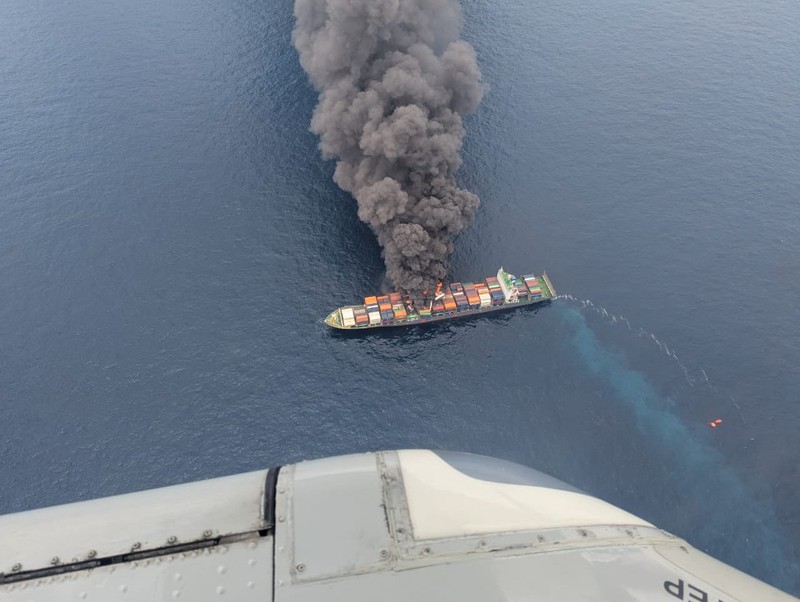 Kapal kargo berbendera Singapura WAN HAI 503 dilaporkan mengalami kebakaran hebat disertai beberapa ledakan saat berlayar menuju Mumbai, India, pada Senin (9/6/2025). Gumpalan asap hitam tebal tampak mengepul dari kapal yang berada sekitar 144 kilometer lepas pantai negara bagian Kerala, India selatan. (Tangkapan Layar Video Reuters/INDIAN COAST GUARD HANDOUT)