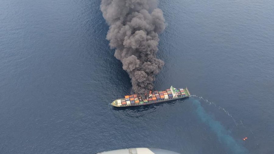 Kapal kargo berbendera Singapura WAN HAI 503 dilaporkan mengalami kebakaran hebat disertai beberapa ledakan saat berlayar menuju Mumbai, India, pada Senin (9/6/2025). Gumpalan asap hitam tebal tampak mengepul dari kapal yang berada sekitar 144 kilometer lepas pantai negara bagian Kerala, India selatan. (Tangkapan Layar Video Reuters/INDIAN COAST GUARD HANDOUT)