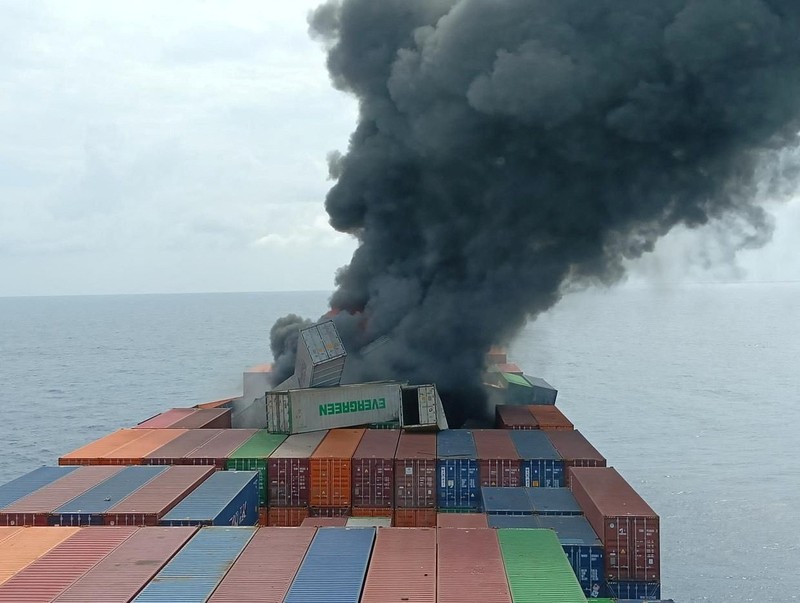 Kapal kargo berbendera Singapura WAN HAI 503 dilaporkan mengalami kebakaran hebat disertai beberapa ledakan saat berlayar menuju Mumbai, India, pada Senin (9/6/2025). Gumpalan asap hitam tebal tampak mengepul dari kapal yang berada sekitar 144 kilometer lepas pantai negara bagian Kerala, India selatan. (Tangkapan Layar Video Reuters/INDIAN COAST GUARD HANDOUT)