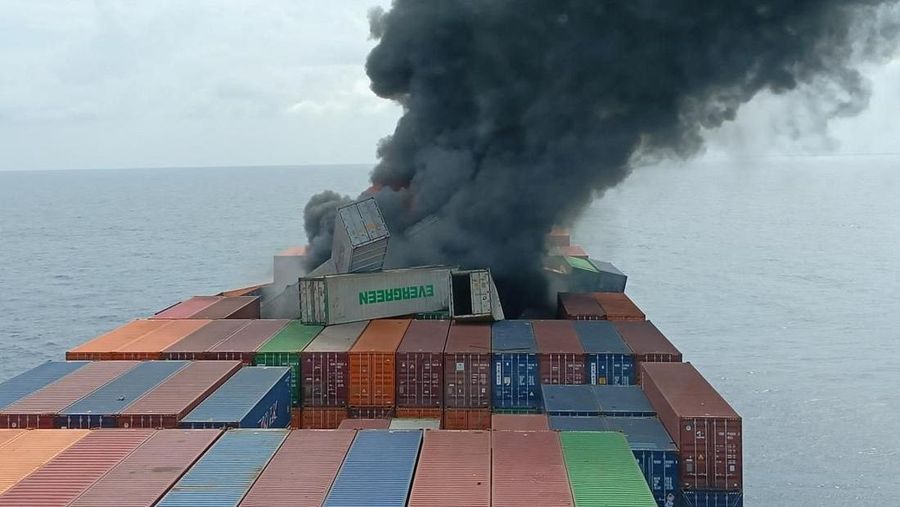 Kapal kargo berbendera Singapura WAN HAI 503 dilaporkan mengalami kebakaran hebat disertai beberapa ledakan saat berlayar menuju Mumbai, India, pada Senin (9/6/2025). Gumpalan asap hitam tebal tampak mengepul dari kapal yang berada sekitar 144 kilometer lepas pantai negara bagian Kerala, India selatan. (Tangkapan Layar Video Reuters/INDIAN COAST GUARD HANDOUT)