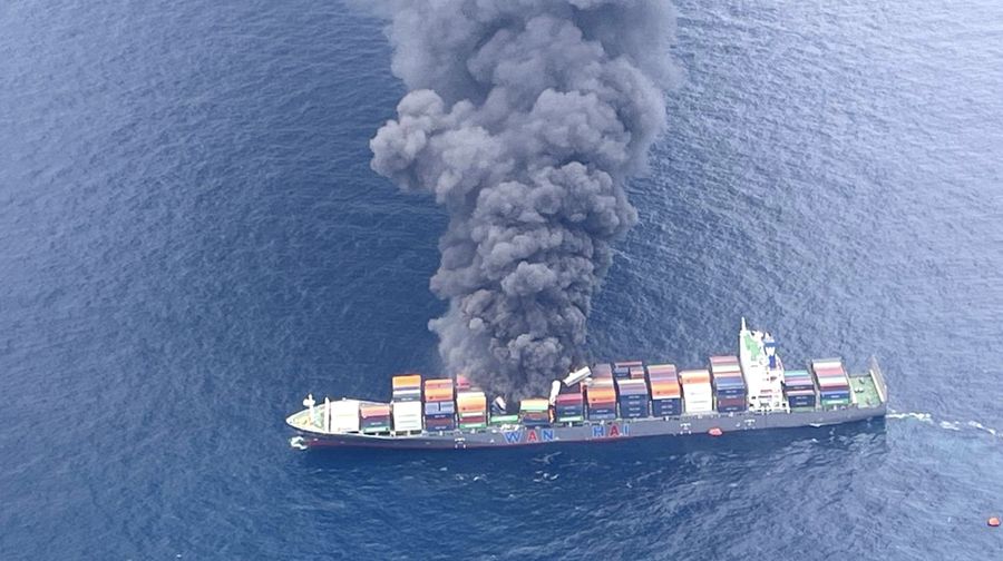 Kapal kargo berbendera Singapura WAN HAI 503 dilaporkan mengalami kebakaran hebat disertai beberapa ledakan saat berlayar menuju Mumbai, India, pada Senin (9/6/2025). Gumpalan asap hitam tebal tampak mengepul dari kapal yang berada sekitar 144 kilometer lepas pantai negara bagian Kerala, India selatan. Kapal kargo berbendera Singapura WAN HAI 503 dilaporkan mengalami kebakaran hebat disertai beberapa ledakan saat berlayar menuju Mumbai, India, pada Senin (9/6/2025). Gumpalan asap hitam tebal tampak mengepul dari kapal yang berada sekitar 144 kilometer lepas pantai negara bagian Kerala, India selatan. (Tangkapan Layar Video Reuters/INDIAN COAST GUARD HANDOUT)