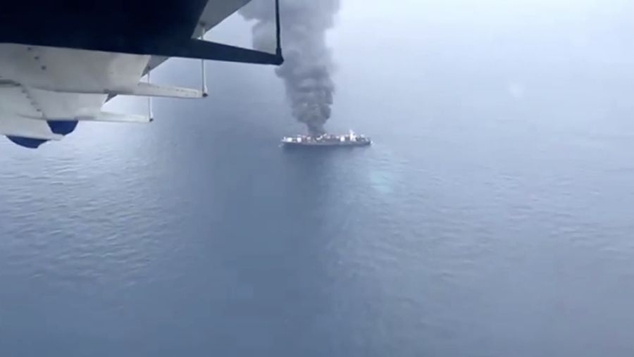 Kapal kargo berbendera Singapura WAN HAI 503 dilaporkan mengalami kebakaran hebat disertai beberapa ledakan saat berlayar menuju Mumbai, India, pada Senin (9/6/2025). Gumpalan asap hitam tebal tampak mengepul dari kapal yang berada sekitar 144 kilometer lepas pantai negara bagian Kerala, India selatan. (Tangkapan Layar Video Reuters/INDIAN COAST GUARD HANDOUT)