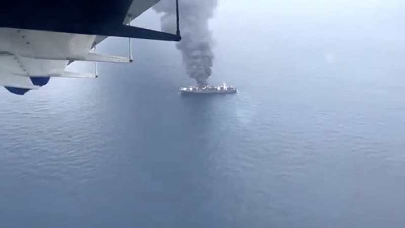 Kapal kargo berbendera Singapura WAN HAI 503 dilaporkan mengalami kebakaran hebat disertai beberapa ledakan saat berlayar menuju Mumbai, India, pada Senin (9/6/2025). Gumpalan asap hitam tebal tampak mengepul dari kapal yang berada sekitar 144 kilometer lepas pantai negara bagian Kerala, India selatan. (Tangkapan Layar Video Reuters/INDIAN COAST GUARD HANDOUT)