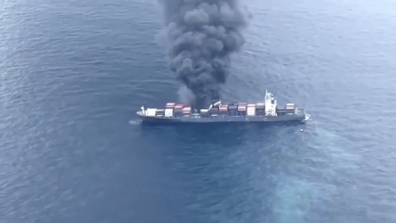 Kapal kargo berbendera Singapura WAN HAI 503 dilaporkan mengalami kebakaran hebat disertai beberapa ledakan saat berlayar menuju Mumbai, India, pada Senin (9/6/2025). Gumpalan asap hitam tebal tampak mengepul dari kapal yang berada sekitar 144 kilometer lepas pantai negara bagian Kerala, India selatan. (Tangkapan Layar Video Reuters/INDIAN COAST GUARD HANDOUT)