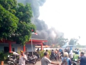 Kebakaran di Pool Bus Bekas Jakbar, Asap Hitam Tebal Membubung
