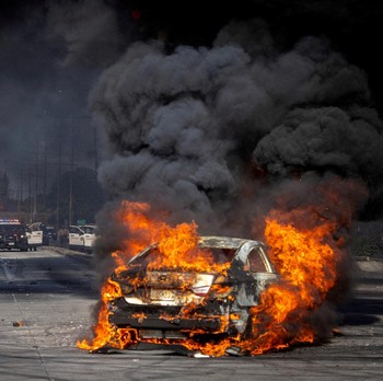 Potret Los Angeles Terkini, Bak Medan Perang-Bangkai Mobil Penuhi Kota