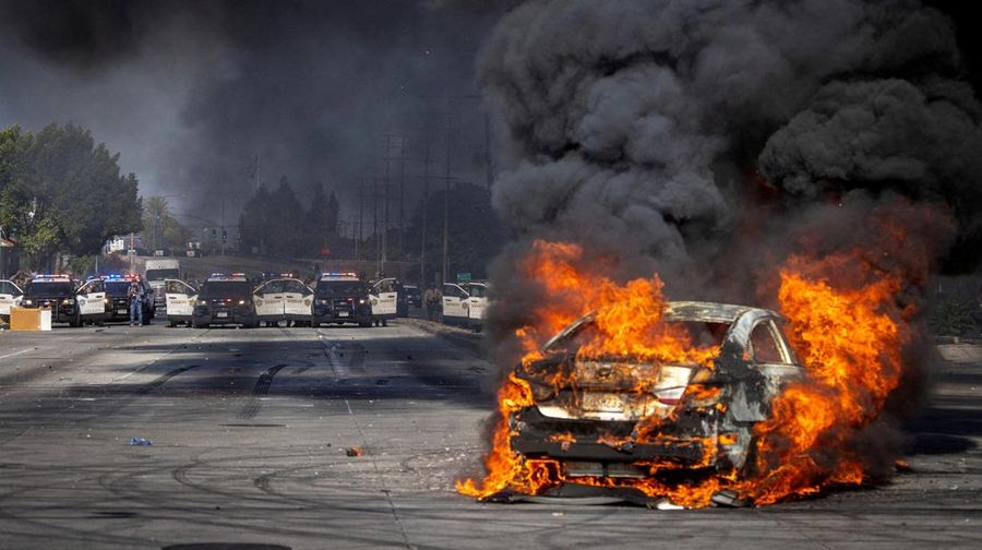 Kendaraan polisi yang rusak selama protes terhadap pemeriksaan imigrasi federal, di pusat kota Los Angeles, California, AS, 8 Juni 2025. (REUTERS/David Swanson)