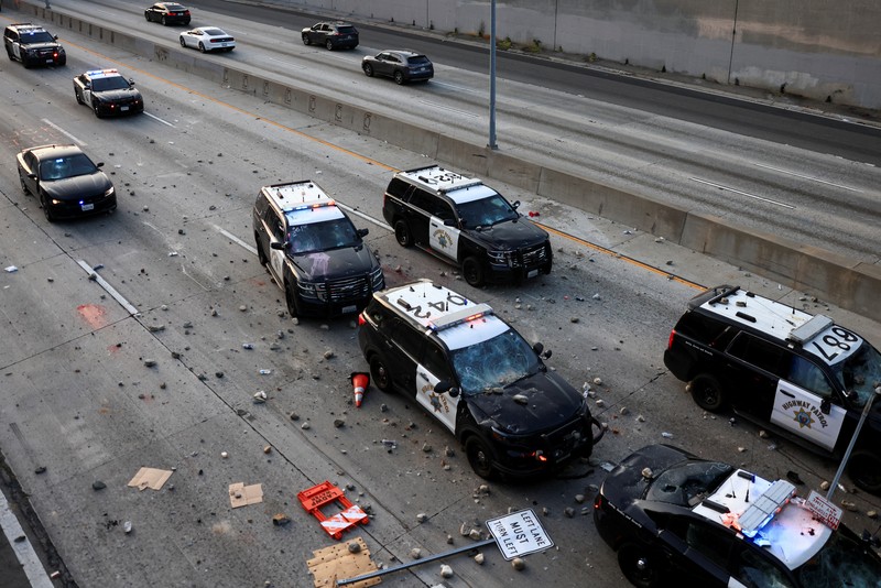 Kendaraan polisi yang rusak selama protes terhadap pemeriksaan imigrasi federal, di pusat kota Los Angeles, California, AS, 8 Juni 2025. (REUTERS/David Swanson)