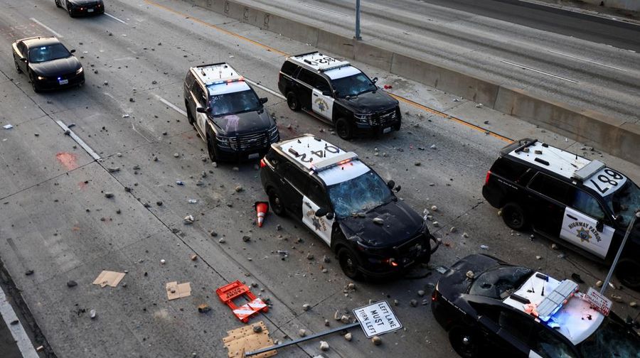 Kendaraan polisi yang rusak selama protes terhadap pemeriksaan imigrasi federal, di pusat kota Los Angeles, California, AS, 8 Juni 2025. (REUTERS/David Swanson)