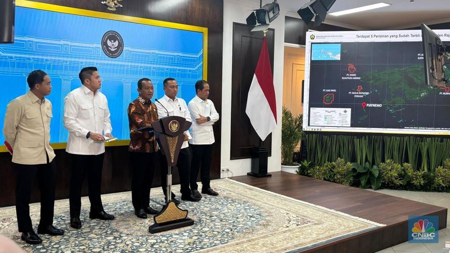Keterangan Pers Menteri Terkait Pencabutan 4 IUP di Raja Ampat, Senin (10/6/2025). Keterangan Pers Menteri Terkait Pencabutan 4 IUP di Raja Ampat, Senin (10/6/2025). (CNBC Indonesia/Angga Yoshua Marpaung)