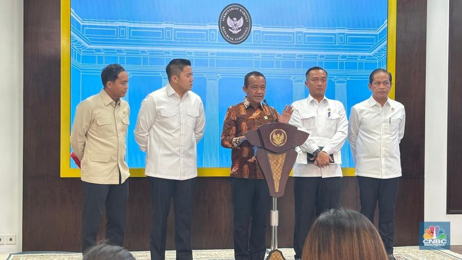 Keterangan Pers Menteri Terkait Pencabutan 4 IUP di Raja Ampat, Senin (10/6/2025). (CNBC Indonesia/Angga Yoshua Marpaung)