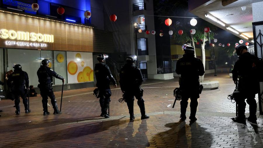 Komando Utara Amerika Serikat (US Northern Command/USNORTHCOM), menyatakan sekitar 1.700 personel Garda Nasional sudah dikerahkan untuk meredam demonstrasi di Los Angeles, California. (REUTERS/Aude Guerrucci)