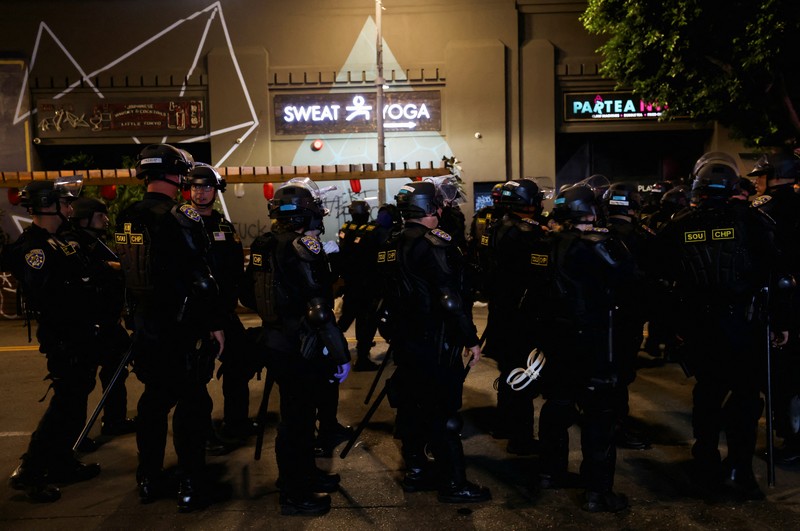 Komando Utara Amerika Serikat (US Northern Command/USNORTHCOM), menyatakan sekitar 1.700 personel Garda Nasional sudah dikerahkan untuk meredam demonstrasi di Los Angeles, California. (REUTERS/Aude Guerrucci) Komando Utara Amerika Serikat (US Northern Command/USNORTHCOM), menyatakan sekitar 1.700 personel Garda Nasional sudah dikerahkan untuk meredam demonstrasi di Los Angeles, California. (REUTERS/Aude Guerrucci)