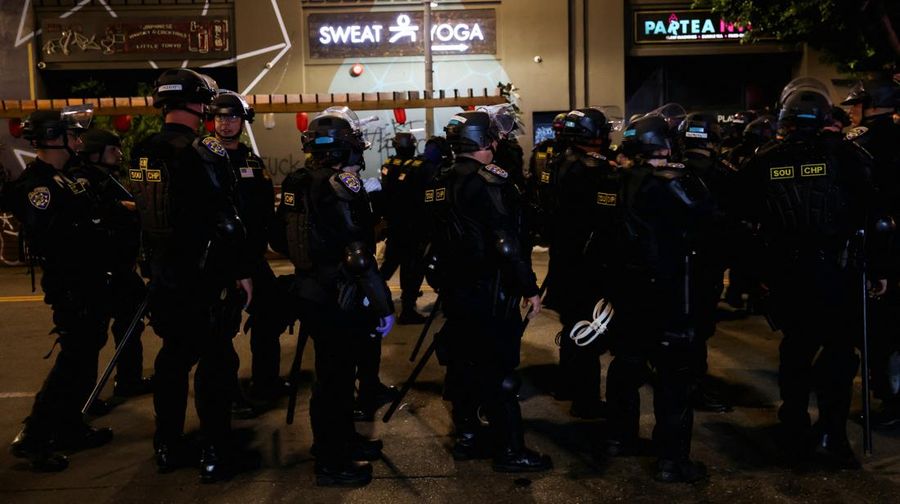 Komando Utara Amerika Serikat (US Northern Command/USNORTHCOM), menyatakan sekitar 1.700 personel Garda Nasional sudah dikerahkan untuk meredam demonstrasi di Los Angeles, California. (REUTERS/Aude Guerrucci)