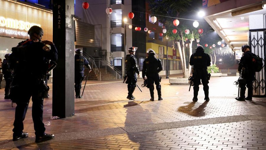 Komando Utara Amerika Serikat (US Northern Command/USNORTHCOM), menyatakan sekitar 1.700 personel Garda Nasional sudah dikerahkan untuk meredam demonstrasi di Los Angeles, California. (REUTERS/Aude Guerrucci) Komando Utara Amerika Serikat (US Northern Command/USNORTHCOM), menyatakan sekitar 1.700 personel Garda Nasional sudah dikerahkan untuk meredam demonstrasi di Los Angeles, California. (REUTERS/Aude Guerrucci)