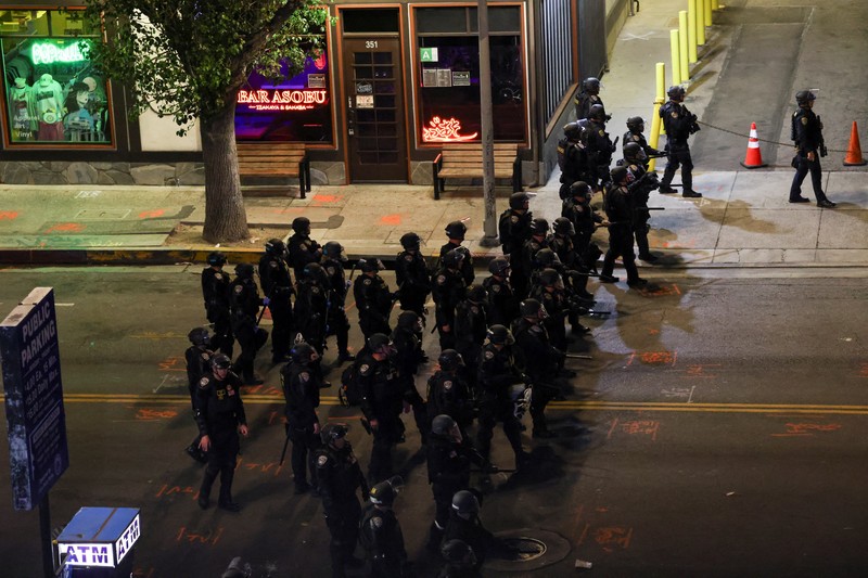 Komando Utara Amerika Serikat (US Northern Command/USNORTHCOM), menyatakan sekitar 1.700 personel Garda Nasional sudah dikerahkan untuk meredam demonstrasi di Los Angeles, California. (REUTERS/Aude Guerrucci)