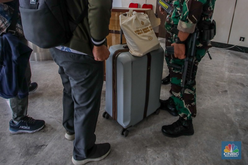 Direktur Utama PT Sri Rejeki Isman Tbk. (2005-2022) atau Sritex, Iwan Kurniawan Lukminto tiba di Gedung Pidsus, Kejaksaan Agung (Kejagung), Jakarta, Selasa (10/6/2025). Direktur Utama PT Sri Rejeki Isman Tbk. (2005-2022) atau Sritex, Iwan Kurniawan Lukminto tiba di Gedung Pidsus, Kejaksaan Agung (Kejagung), Jakarta, Selasa (10/6/2025). (CNBC Indonesia/Faisal Rahman)