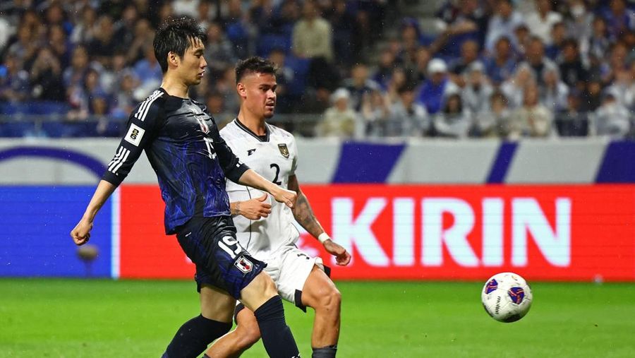 Shuto Machino dari Jepang mencetak gol kelima mereka dalam Kualifikasi AFC Grup C di Stadion Kota Suita, Suita, Jepang, Selasa (10/6/2025). (REUTERS/Issei Kato)