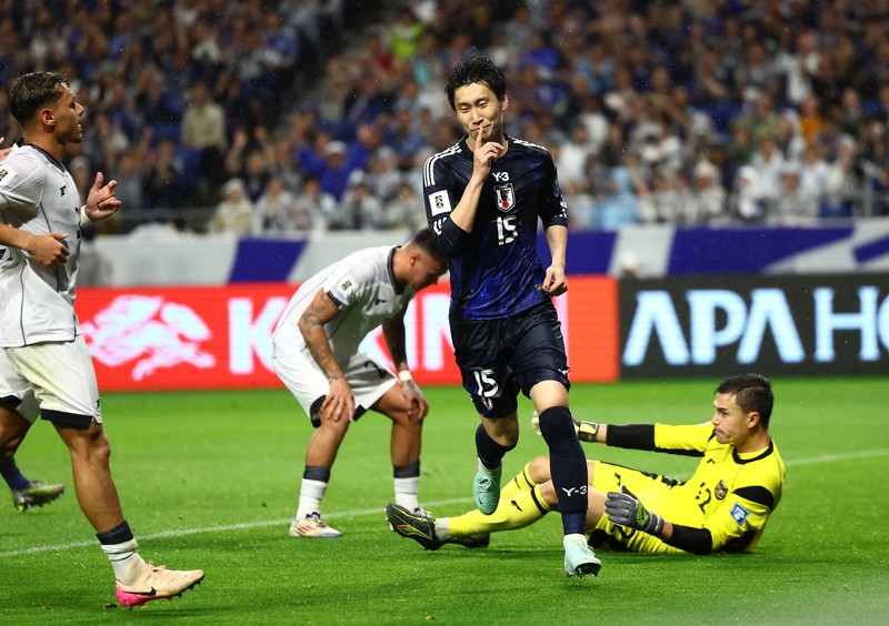 Shuto Machino dari Jepang mencetak gol kelima mereka dalam Kualifikasi AFC Grup C di Stadion Kota Suita, Suita, Jepang, Selasa (10/6/2025). (REUTERS/Issei Kato)