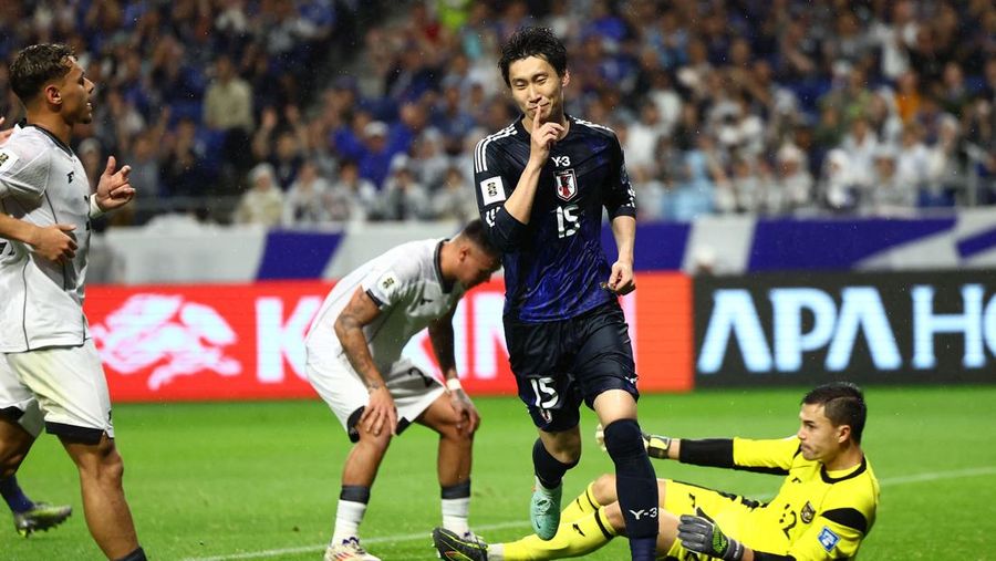 Shuto Machino dari Jepang mencetak gol kelima mereka dalam Kualifikasi AFC Grup C di Stadion Kota Suita, Suita, Jepang, Selasa (10/6/2025). (REUTERS/Issei Kato)