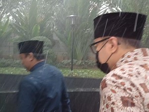 Eks Pejabat Pajak Tersangka KPK Terobos Hujan Deras Usai Diperiksa