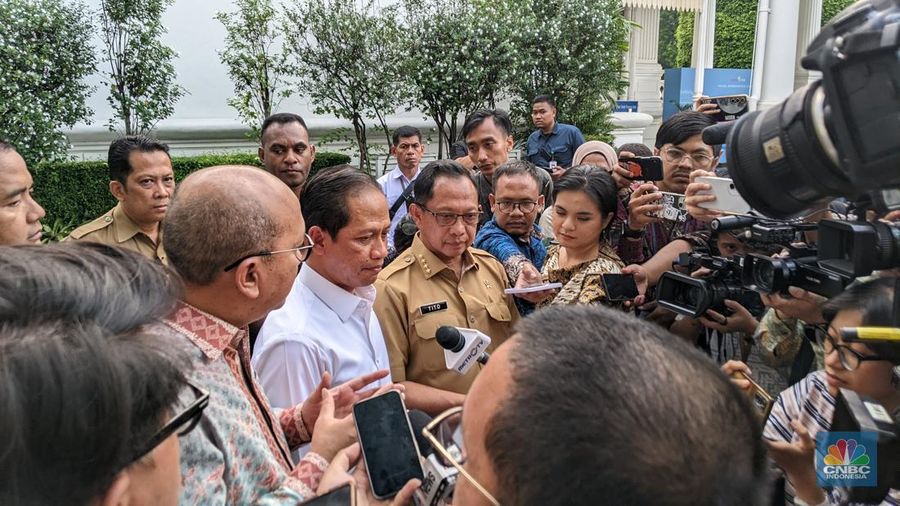 Menteri Lingkungan Hidup Hanif Faisol Nurofiq, Menteri Dalam Negeri Tito Karnavian, juga Menteri Investasi dan Hilirisasi Rosan Roeslani di Istana Negara, Jakarta, Selasa (10/6/2025). (CNBC Indonesia/Emir Yanwardhana)