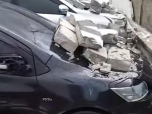 Tembok Mie Gacoan di Binjai Roboh gegara Hujan Deras, Timpa 4 Mobil