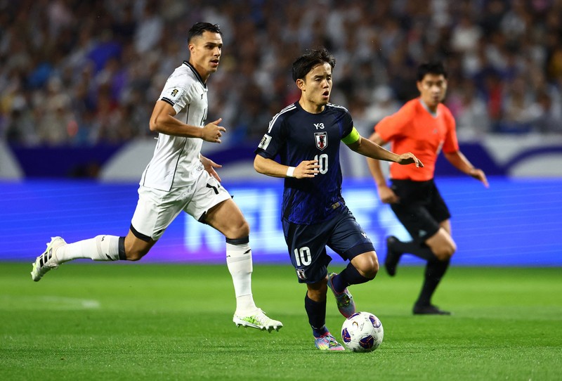 Shuto Machino dari Jepang mencetak gol kelima mereka dalam Kualifikasi AFC Grup C di Stadion Kota Suita, Suita, Jepang, Selasa (10/6/2025). (REUTERS/Issei Kato)