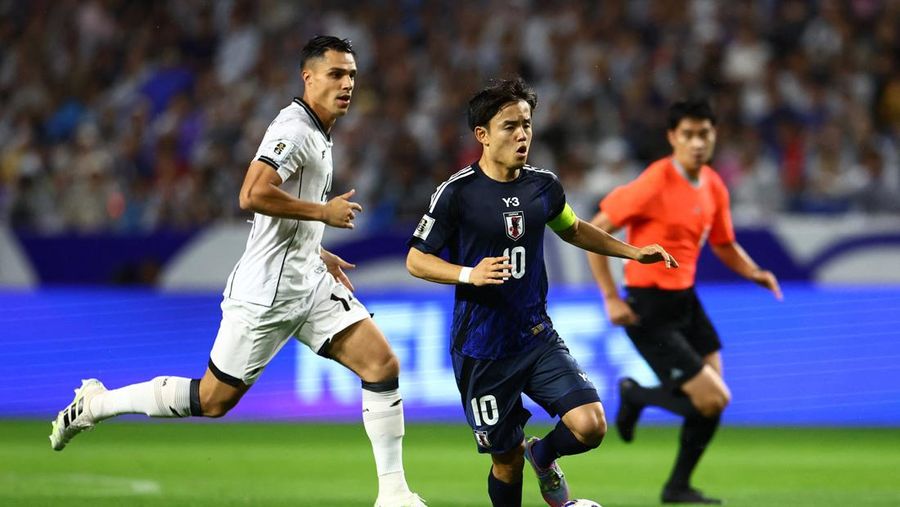 Shuto Machino dari Jepang mencetak gol kelima mereka dalam Kualifikasi AFC Grup C di Stadion Kota Suita, Suita, Jepang, Selasa (10/6/2025). (REUTERS/Issei Kato)