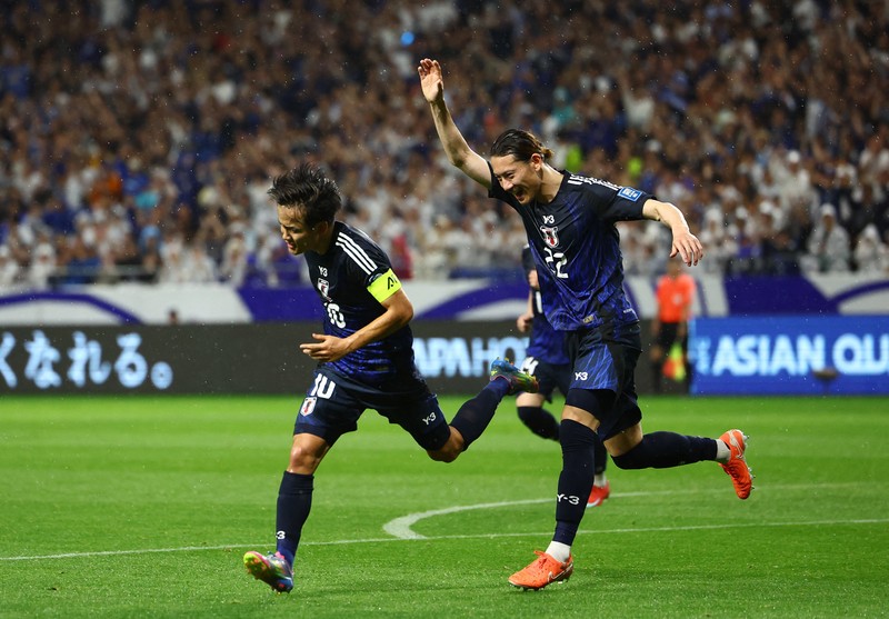 Shuto Machino dari Jepang mencetak gol kelima mereka dalam Kualifikasi AFC Grup C di Stadion Kota Suita, Suita, Jepang, Selasa (10/6/2025). (REUTERS/Issei Kato)