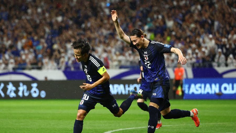 Shuto Machino dari Jepang mencetak gol kelima mereka dalam Kualifikasi AFC Grup C di Stadion Kota Suita, Suita, Jepang, Selasa (10/6/2025). (REUTERS/Issei Kato)