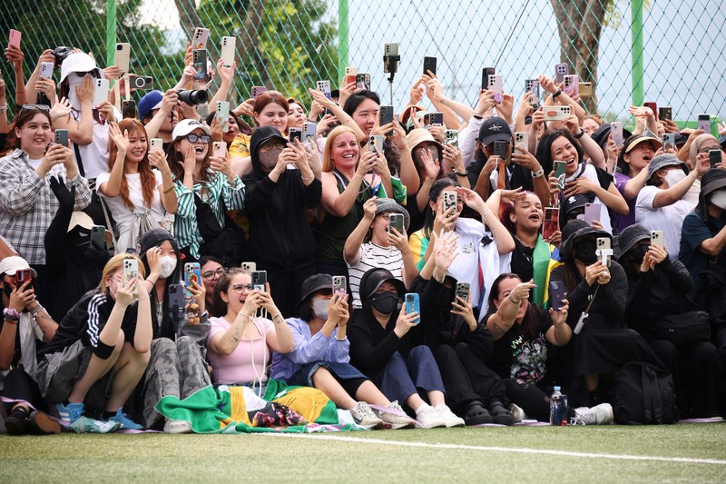 Anggota BTS V dan RM, yang telah menyelesaikan wajib militer Korea Selatan, berpose untuk foto selama acara di Chuncheon, Korea Selatan, 10 Juni 2025. Anggota BTS V dan RM, yang telah menyelesaikan wajib militer Korea Selatan, berpose untuk foto selama acara di Chuncheon, Korea Selatan, 10 Juni 2025. (REUTERS/Kim Hong-Ji)