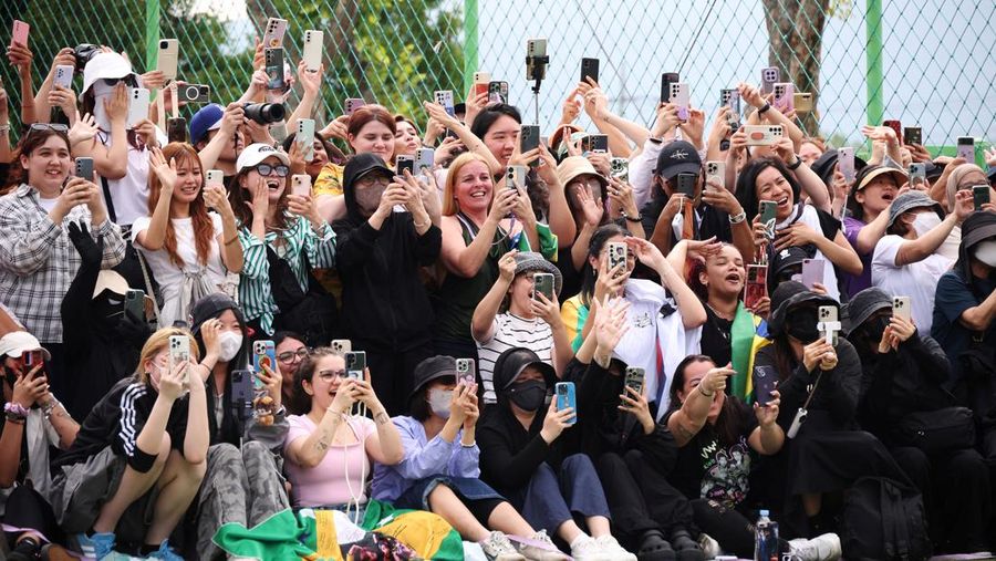Anggota BTS V dan RM, yang telah menyelesaikan wajib militer Korea Selatan, berpose untuk foto selama acara di Chuncheon, Korea Selatan, 10 Juni 2025. Anggota BTS V dan RM, yang telah menyelesaikan wajib militer Korea Selatan, berpose untuk foto selama acara di Chuncheon, Korea Selatan, 10 Juni 2025. (REUTERS/Kim Hong-Ji)