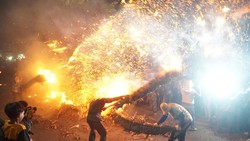 Menyaksikan Panasnya Tradisi Perang Obor di Jepara