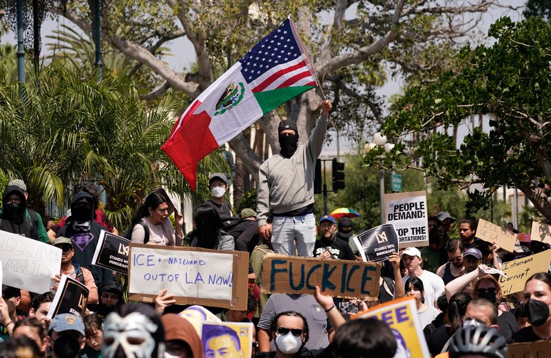 Para demonstran berkumpul di depan pasukan Garda Nasional California dan petugas penegak hukum, saat protes terhadap pemeriksaan imigrasi berlanjut, di Los Angeles, California, AS, 9 Juni 2025. Para demonstran berkumpul di depan pasukan Garda Nasional California dan petugas penegak hukum, saat protes terhadap pemeriksaan imigrasi berlanjut, di Los Angeles, California, AS, 9 Juni 2025. (REUTERS/Daniel Cole)