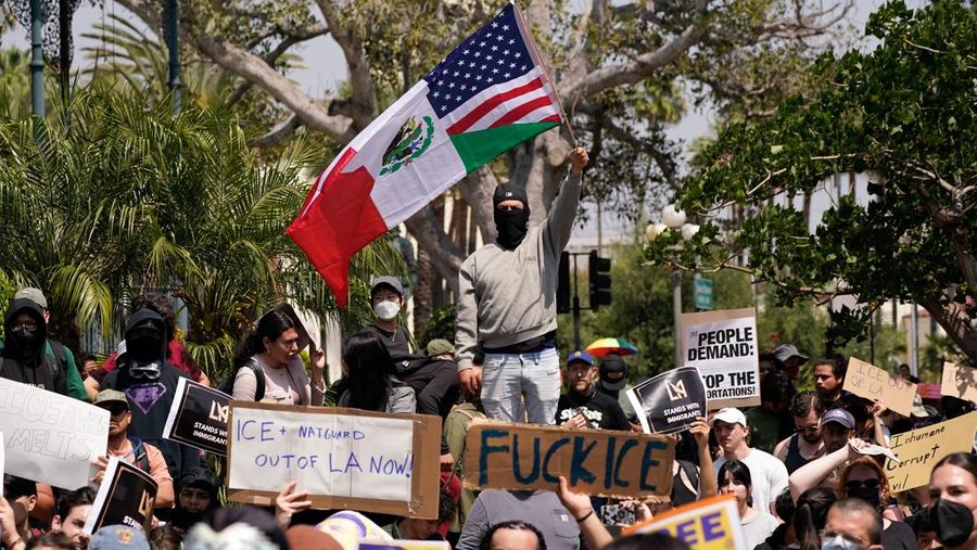 Para demonstran berkumpul di depan pasukan Garda Nasional California dan petugas penegak hukum, saat protes terhadap pemeriksaan imigrasi berlanjut, di Los Angeles, California, AS, 9 Juni 2025. Para demonstran berkumpul di depan pasukan Garda Nasional California dan petugas penegak hukum, saat protes terhadap pemeriksaan imigrasi berlanjut, di Los Angeles, California, AS, 9 Juni 2025. (REUTERS/Daniel Cole)