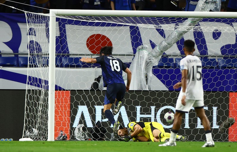 Shuto Machino dari Jepang mencetak gol kelima mereka dalam Kualifikasi AFC Grup C di Stadion Kota Suita, Suita, Jepang, Selasa (10/6/2025). (REUTERS/Issei Kato)